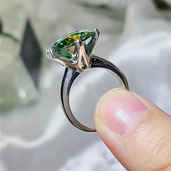 10 Carat Green Moissanite Diamond. 925 Sterling Silver Ring. Platinum Plated. - Picture 7 of 13